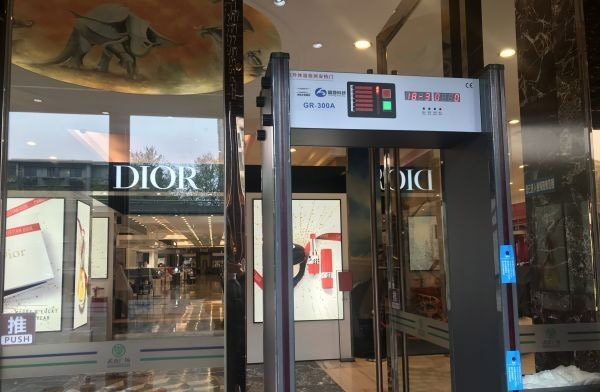 紅外線測溫安檢門限流，重啟前夕記者探訪武商